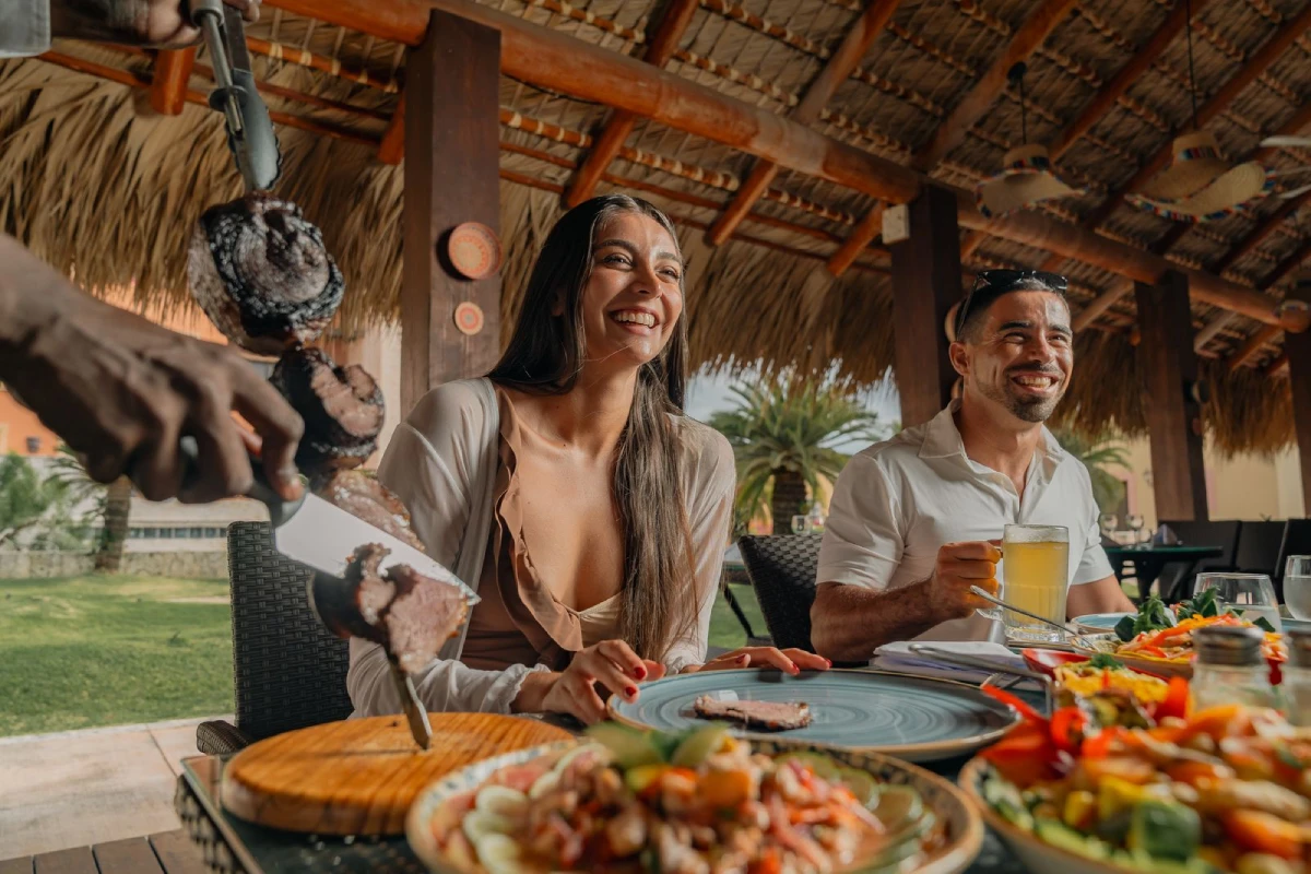SI Resorts Marina & Villas — Lifestyle — Group Dining With Friends 10